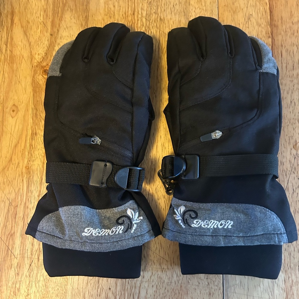 Women’s ski/snowboard gloves. Demon size medium. Snow Gloves.